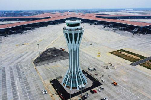 图为北京住总集团承建的北京大兴国际机场"凤凰之眼"西塔台
